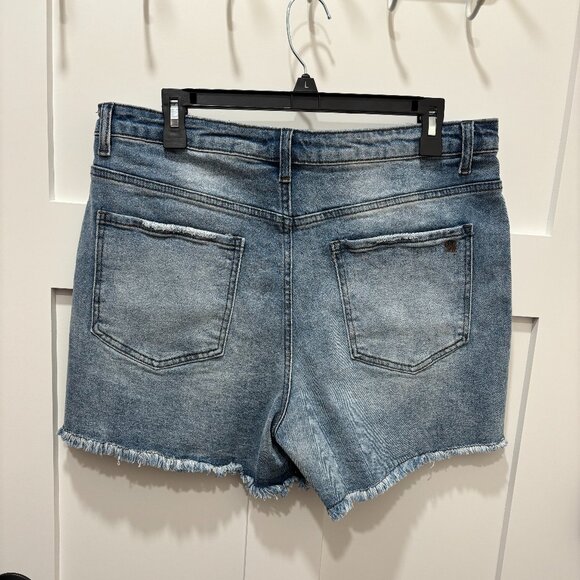 Grace & Lace Mid-Wash Girlfriend Relaxed Fit Shorts (14) - Picture 4 of 4